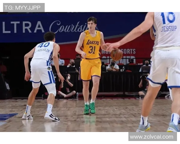 湖人12号球员奥斯汀·里夫斯单节17分引爆全场，“乡村曼巴”惊艳表现打服爱德华兹